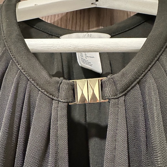 H&M - Tank Top with Clasp Detail - Green - Size L - Picture 4 of 4